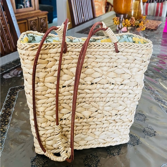 It’s a beautiful Zara wicker bag. Great for summer and vacay destinations 👜 - Picture 3 of 6